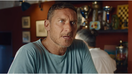 VIDEO Totti-Spiderman, a Roma nessuno riconosce il capitano: lo spot è geniale