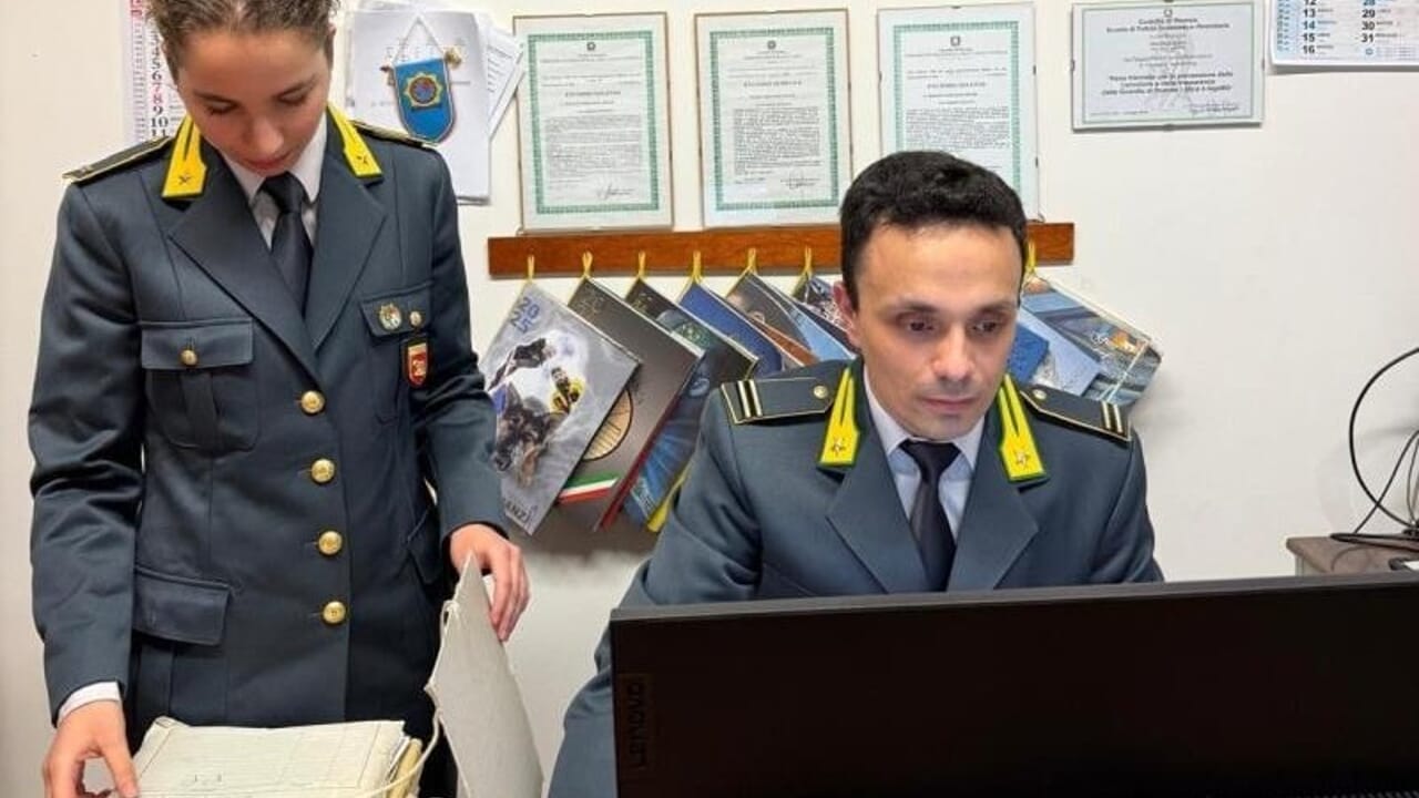 Ultimo a Tor Vergata, caccia ai biglietti falsi per il maxi-concerto: la Finanza oscura sito web clone