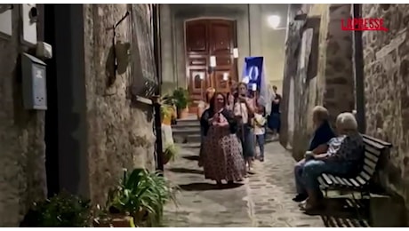 'Machina Sacra', in Cilento la prima processione guidata dall'IA: lo smartphone diventa un lumino digitale