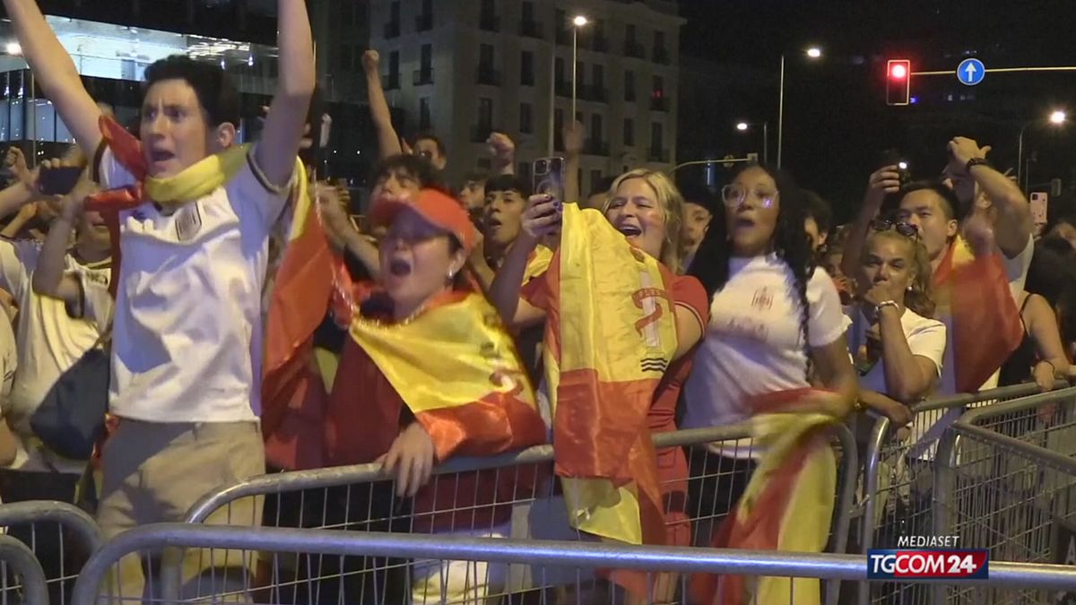 A Madrid i tifosi spagnoli festeggiano la vittoria della Spagna ai Mondiali 2026