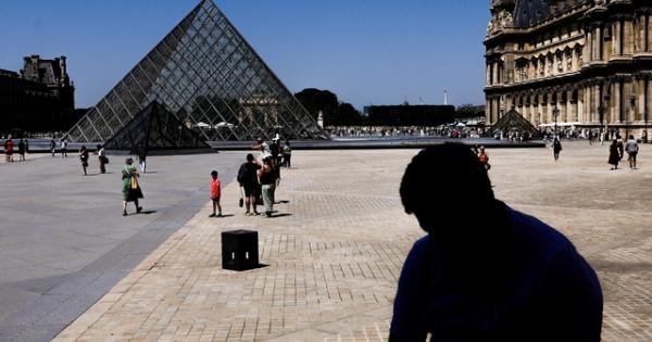 La Francia soffoca, Parigi e una ventina di dipartimenti in allerta rossa