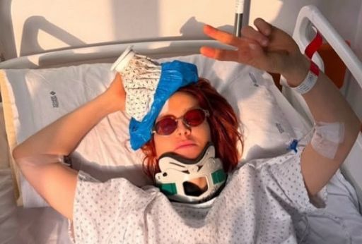 Noemi cade dal palco a San Salvo Marina, tour sospeso per un mese: «Mi sono presa un grande spavento»