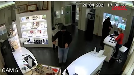 Uccise due rapinatori fuori dalla sua gioielleria, ecco il video della sparatoria: Mario Roggero condannato a 14 anni e 9 mesi