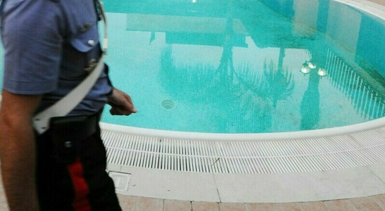 Ragazzina di 13 anni risucchiata da un bocchettone della piscina: è gravissima. «Massaggio cardiaco per oltre 45 minuti»