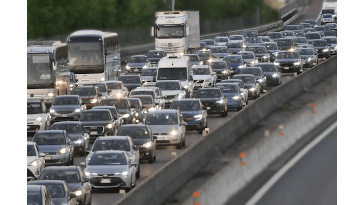 Autostrade, in coda per traffico e cantieri: da oggi scatta il rimborso del pedaggio - Canale 10