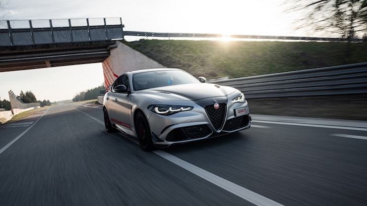 Alfa Romeo Giulia Quadrifoglio Luna Rossa, la Quadrifoglio più estrema scende in pista a Balocco - MotorBox