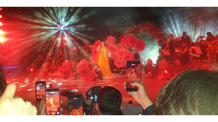 Jennifer Lopez super ospite di Dolce&Gabbana a Taormina: all'Isola Bella canta per la prima volta in italiano - Gazzetta del Sud