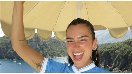 Dua Lipa a Ischia, la maglia del Napoli fa il giro del mondo nel viaggio di nozze della popstar