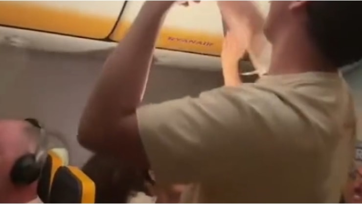 Sciame di zanzare invade un volo Ryanair diretto da Milano ad Alicante: i passeggeri vengono fatti scendere - Corriere della Sera