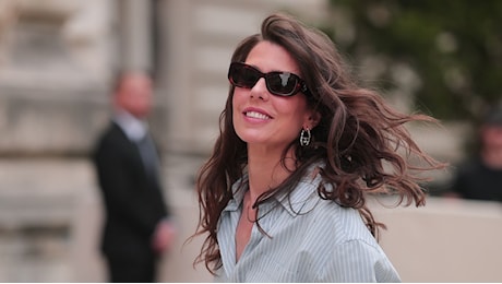 Charlotte Casiraghi con la nuova borsa Chanel color fragola conquista Parigi
