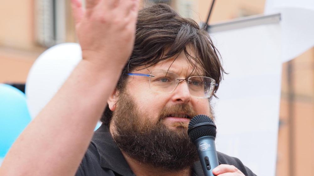 Agli arresti domiciliari Mario Adinolfi per truffa ed evasione fiscale: Gip, soggetto pericoloso