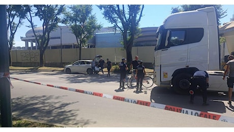 Tragedia a Milano: ciclista di 67 anni investita e uccisa da un camion in zona Fiera