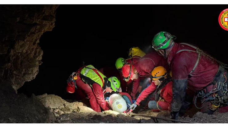 Intrappolato per 14 ore a 120 metri di profondità nella Grotta dei Cinghiali Volanti: uno speleologo è stato salvato dopo una straordinaria operazione - il Dolomiti