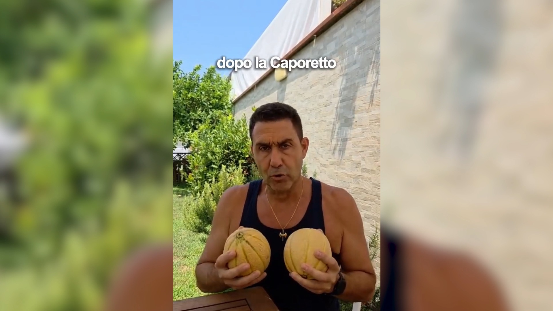 Vannacci con due meloni in mano: ascia bipenne, canottiera nera e motti dannunziani