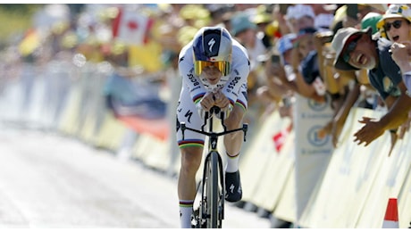 Evenepoel è un fulmine, ma Pogacar vince la sfida più importante: il Tour ormai è nelle sue mani