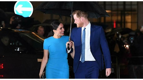 Harry e Meghan tornano a Londra con Archie e Lilibet, alloggio reale e attesa per l’incontro con Carlo