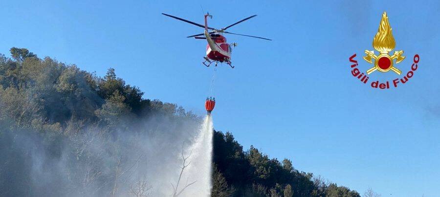 Fiamme sul Monte Serra, arrivano due elicotteri