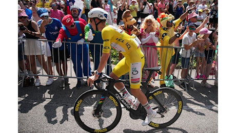 Tour de France, Evenepoel batte Pogacar nella 15ª tappa: Vingegaard cade e si ritira