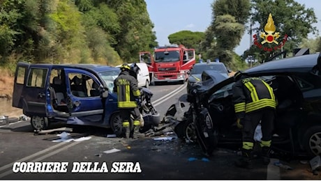Schianto frontale sulla via Appia a Velletri, un morto e due feriti gravi: strada chiusa