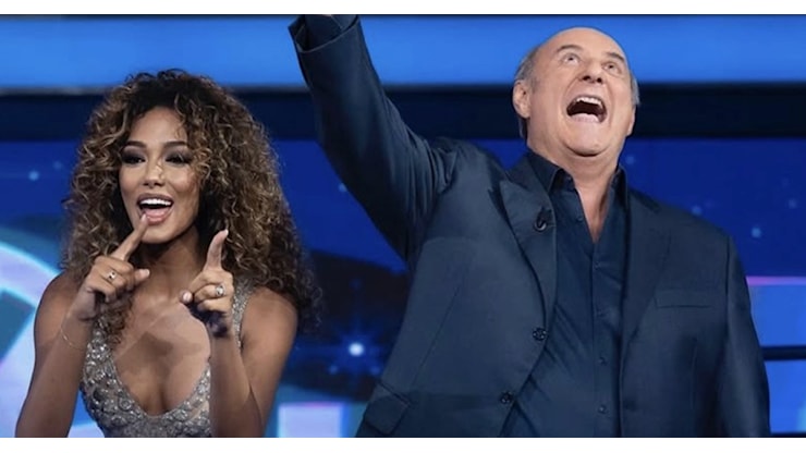 La Ruota della Fortuna contro I Cesaroni? La gaffe di Gerry Scotti sulla seconda serata fa discutere - Radio RDS
