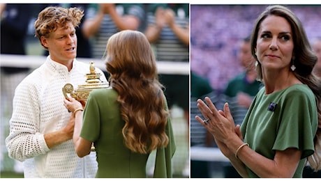 Sinner con la coppa dai reali d’Inghilterra dopo il trionfo a Wimbledon