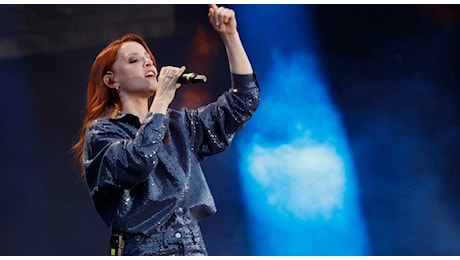 Noemi cade dal palco a San Salvo Marina, il concerto si interrompe tra la preoccupazione dei fan