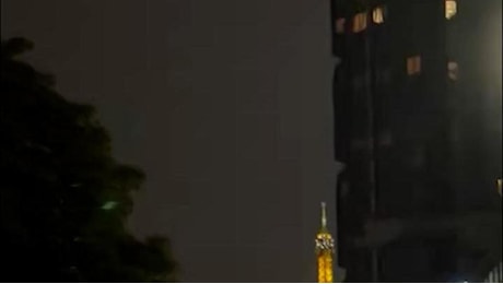 Un fulmine colpisce la Torre Eiffel, la tempesta spezza l'afa su Parigi