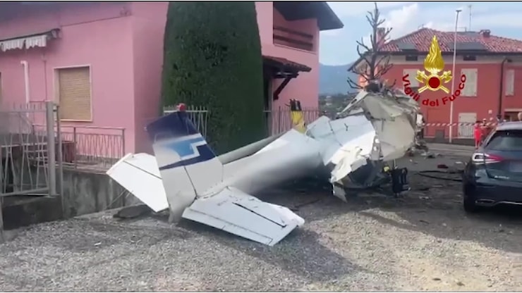 Ultraleggero si schianta a Valbrembo: il video dell'aereo distrutto tra le case - Corriere TV