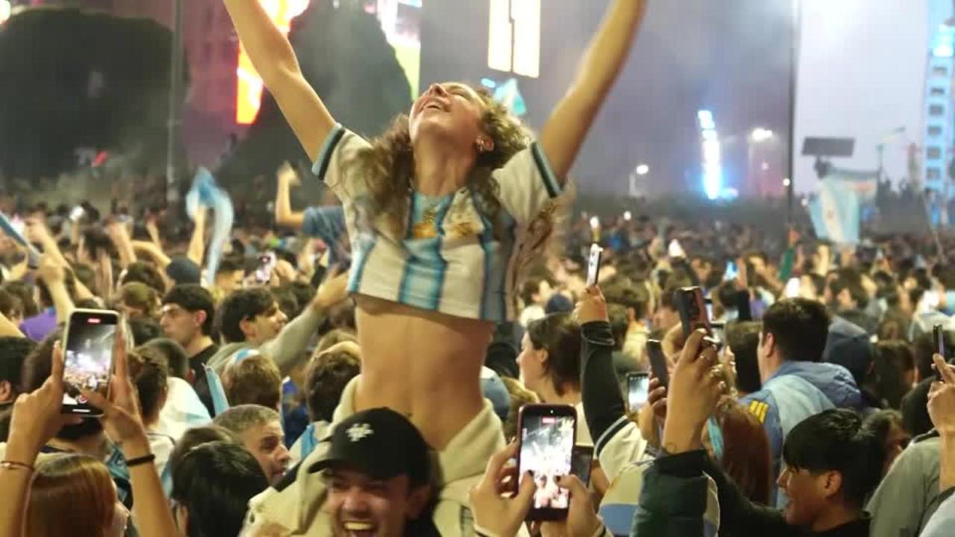 Argentina in finale, Buenos Aires esplode di felicità dopo il trionfo sull’Inghilterra