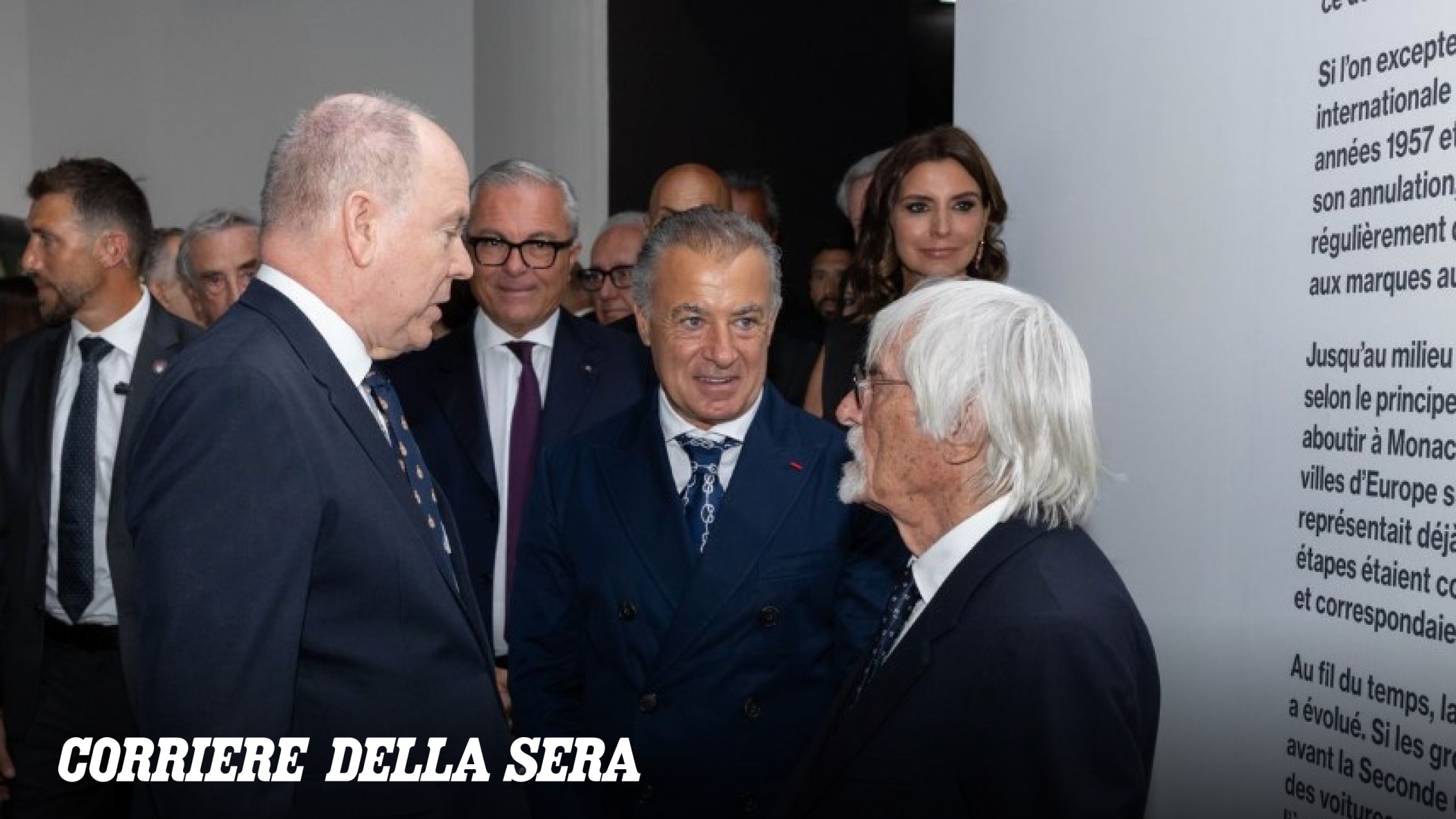 Il principe Alberto con il nipote Louis e Bernie Ecclestone alla mostra d'estate «Monaco e l'automobile» (l'omaggio a Leclerc)