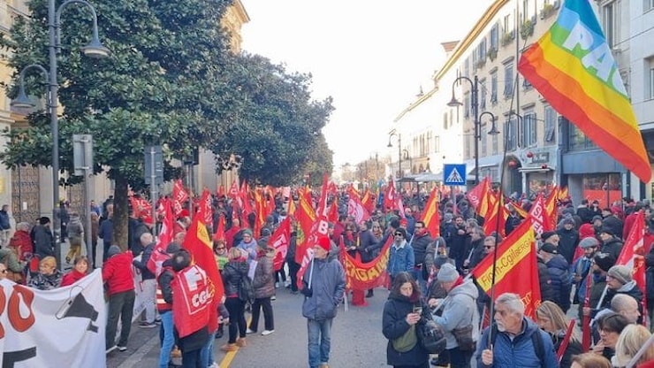 Sciopero generale contro la manovra, il corteo a Bergamo - L'Eco di Bergamo