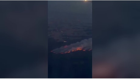 Il fronte delle fiamme a Fontainebleau visto dall'aereo: una lingua di fuoco nella notte