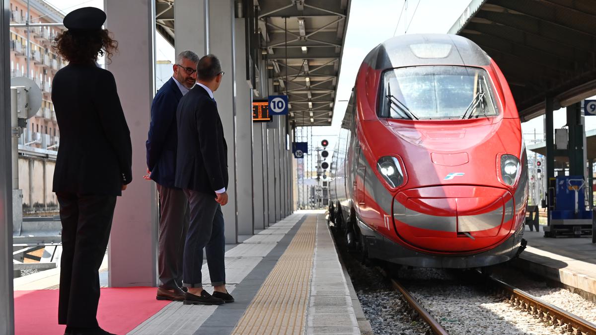 Guasto al Frecciarossa: oltre 330 passeggeri bloccati in aperta campagna sotto il sole. A bordo anche Aldo Isi, ad Rfi