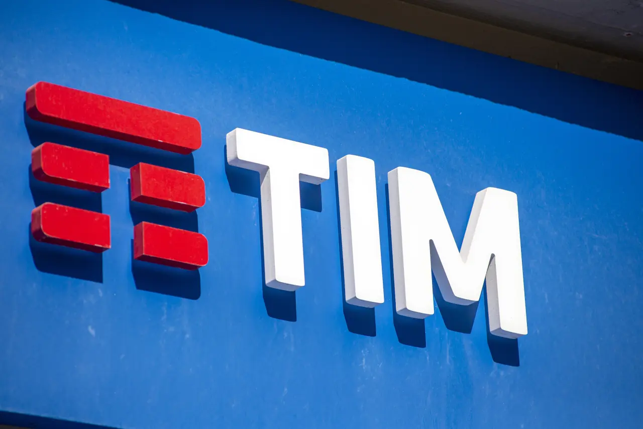 Parte l’Opas da 13 miliardi di Poste su Tim: al via l’offerta che punta al delisting