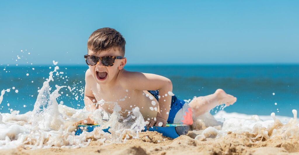 Occhi dei bambini in vacanza: i consigli per un'estate senza rischi