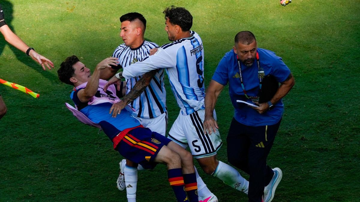 Mondiali 2026, follia Paredes dopo la finale: rissa ed espulsione. E scoppia la lite verbale tra Otamendi e Rodri