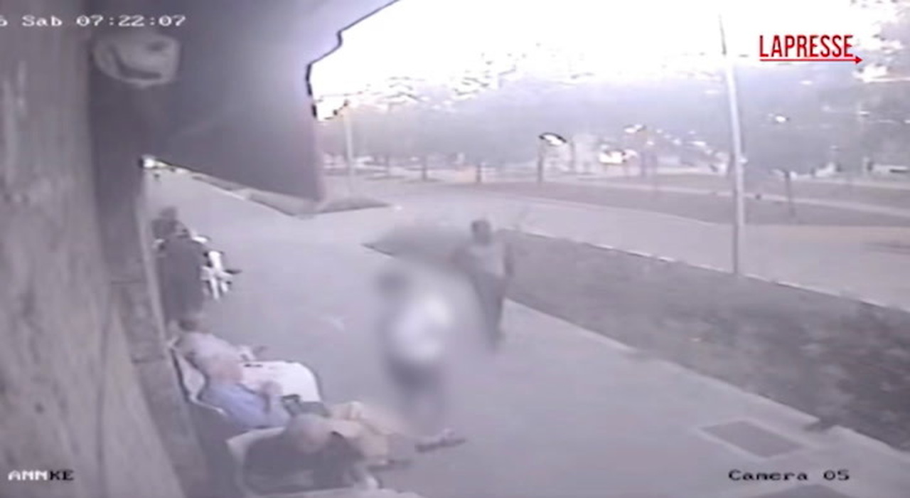 Milano, accoltellamento fuori da un bar: le immagini dell'aggressione
