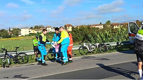 Auto travolge ciclisti a Signa, otto feriti: verifiche sul cellulare