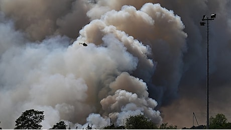 Incendio a Fontainebleau ancora fuori controllo: 850 vigili del fuoco, arrivano anche i Canadair