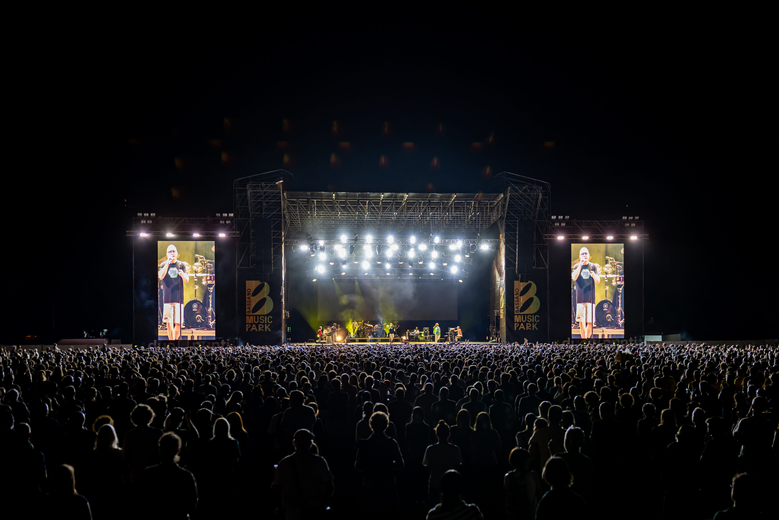 Sul palco del «Concertozzo» di Biella la goliardia di Elio e le Storie Tese si batte per l'autismo