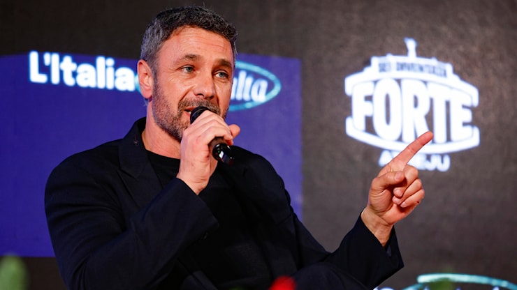 Raoul Bova, dolore e rabbia: «Mi hanno ricattato per quelle chat, trattato come un appestato» - iO Donna