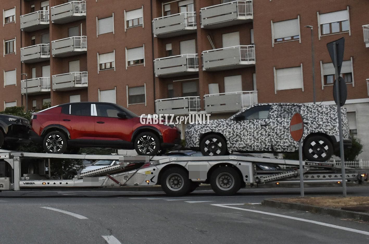 Fiat Grizzly Fastback sopra una bisarca: nuovi dettagli svelati prima del debutto di Parigi ad ottobre 2026