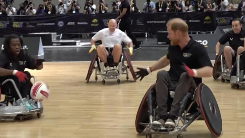 Video: Invictus Games, Harry si cimenta nel basket in carrozzina e nel pickleball