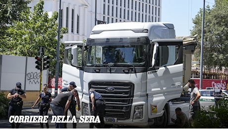 Incidente bici mortale a Milano: ciclista travolta da un camion al Portello