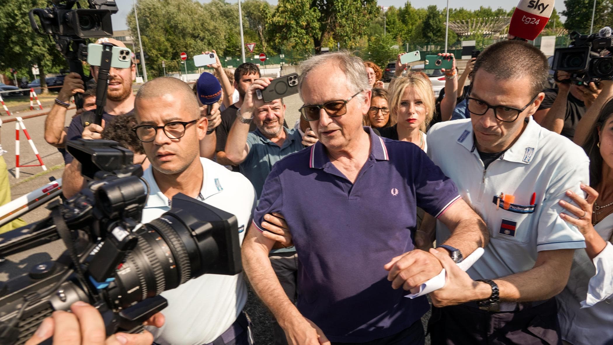 Roggero tra propaganda e testimonial: così la destra pistolera ha costruito il suo eroe