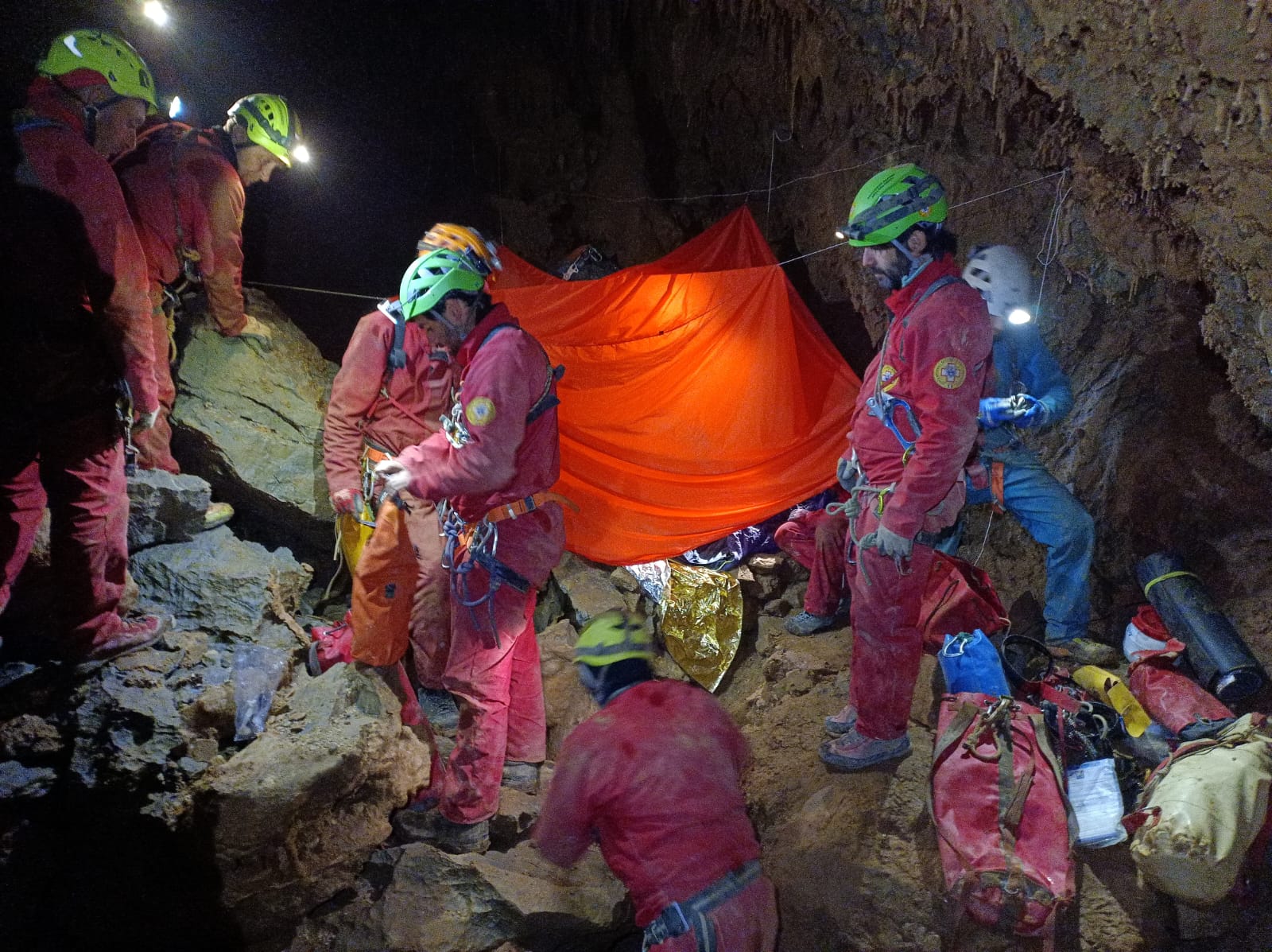 Lo speleologo intrappolato a -120 metri salvato dopo una notte sottoterra