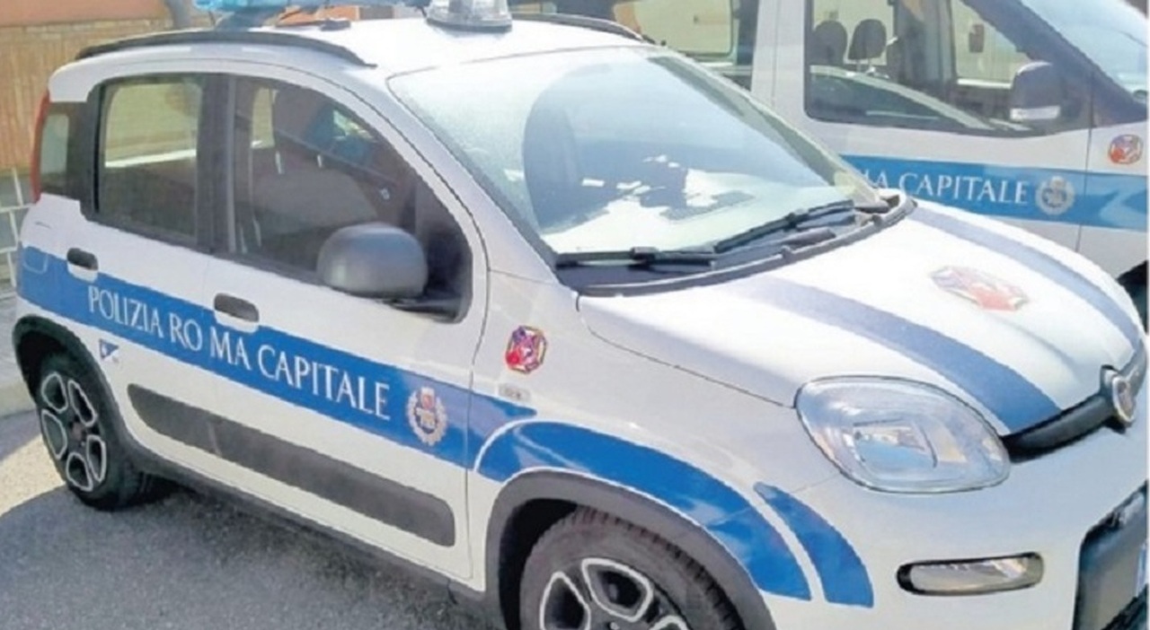 Follia in Centro, lancia sassi sulle auto in transito lungo il Muro Torto: colpita anche la pattuglia dei vigili
