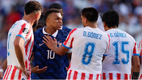 Paraguay-Francia, Gill scaglia il pallone contro Mbappé:Mi ha fatto inca*re, non ha voluto stringermi la mano"