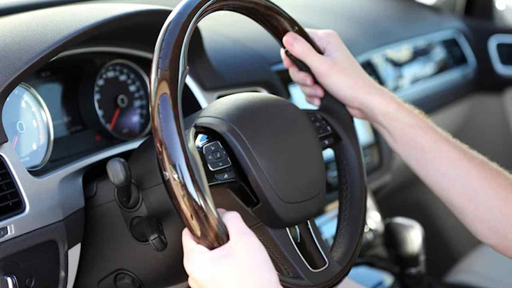 Ufficiale gennaio 2026: addio alle due mani sul volante | Cade la regola storica, ma solo su queste auto - automobilismodepoca.it