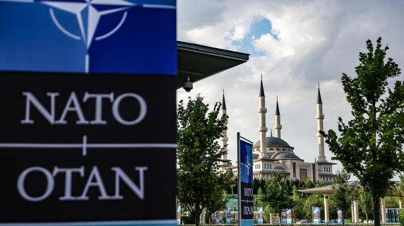 La Nato aspetta Trump ad Ankara, in Francia il giorno di Le Pen: in diretta con Sarcina e Montefiori